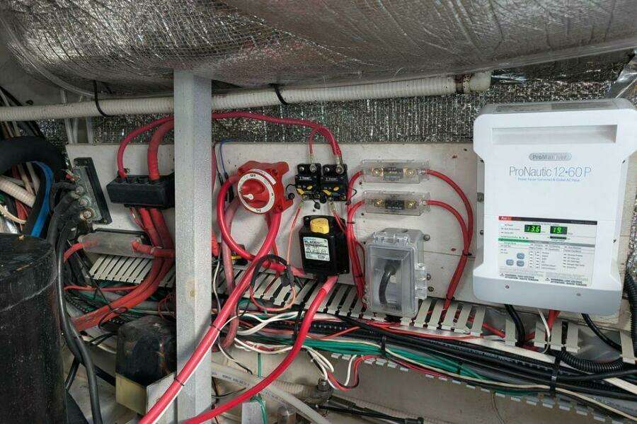 1999 Cruisers Yachts 