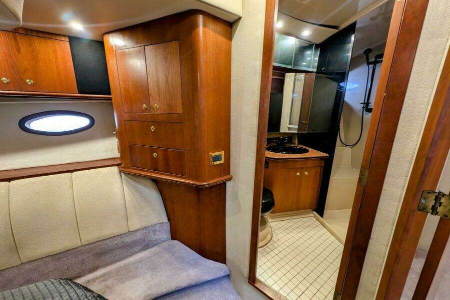 1999 Cruisers Yachts 