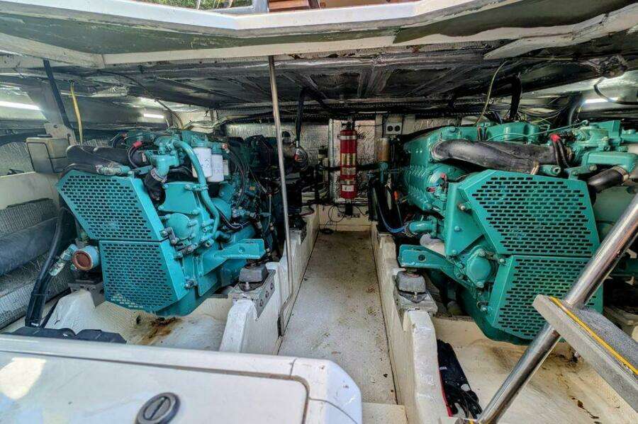 1999 Cruisers Yachts 