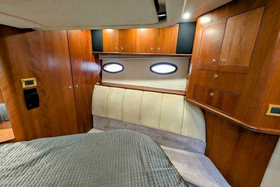 1999 Cruisers Yachts 
