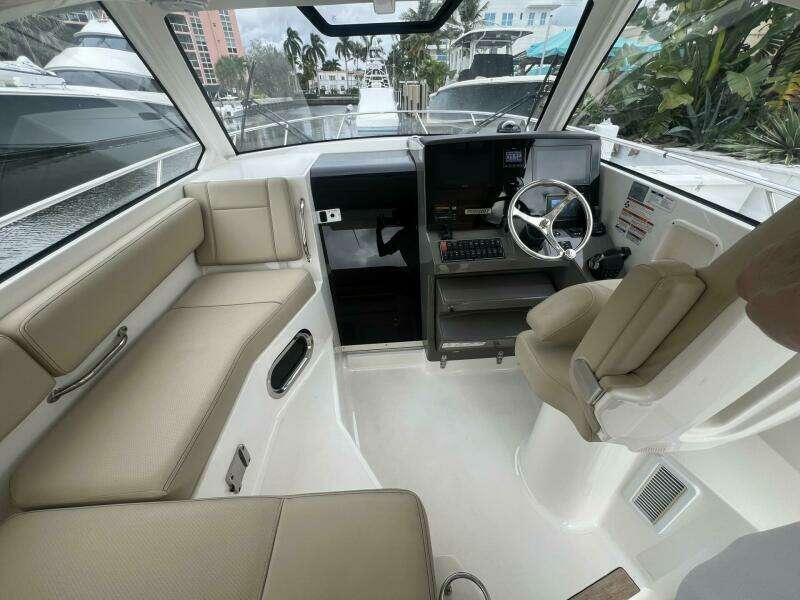 Pursuit 34 AUDACIOUS - Helm