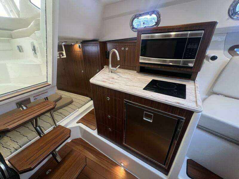 Pursuit 34 AUDACIOUS - Interior