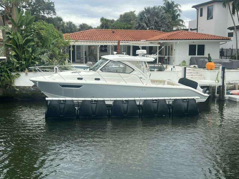 Pursuit 34 AUDACIOUS - Exterior