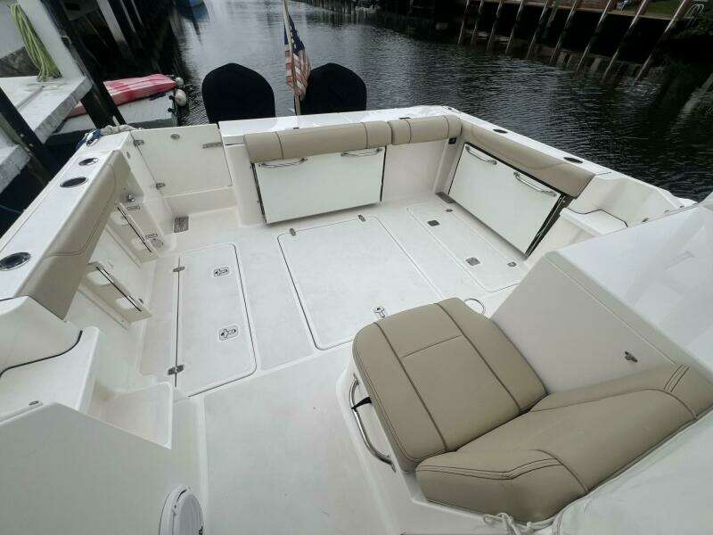 Pursuit 34 AUDACIOUS - Exterior