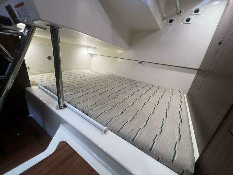 Pursuit 34 AUDACIOUS - Interior