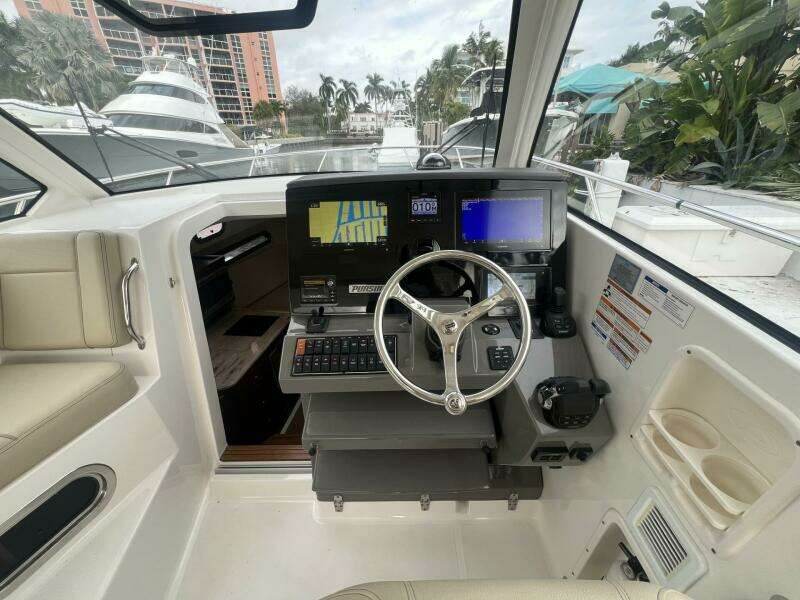 Pursuit 34 AUDACIOUS - Helm