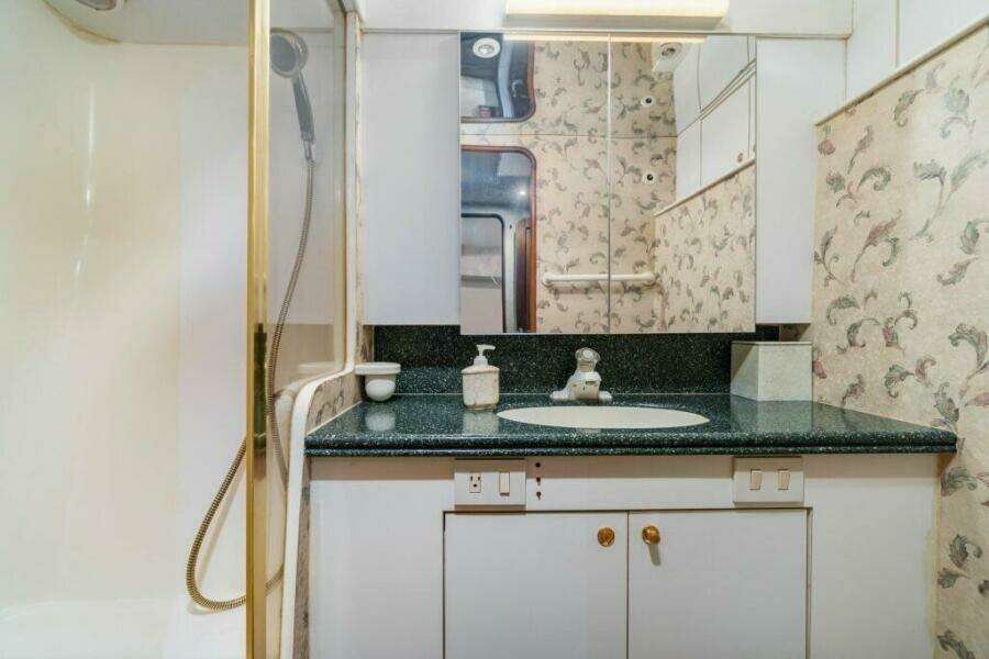 Ocean Yachts 56 TUNAR - Guest Stateroom Ensuite Head