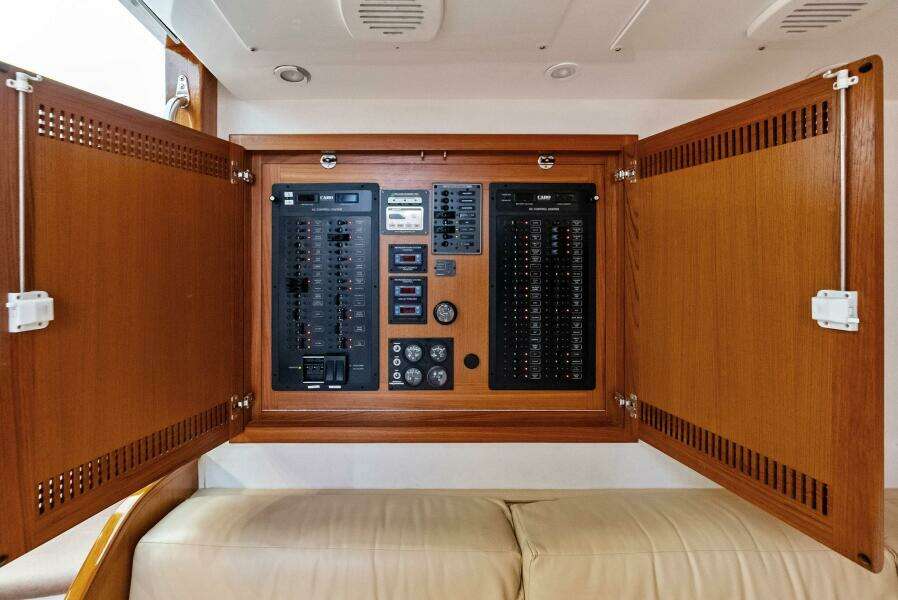 2006 Cabo 45 Express