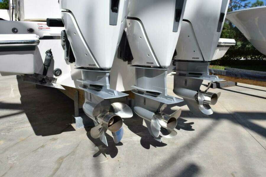 XL Engines With 4 Blade Stainless Steel Propellers