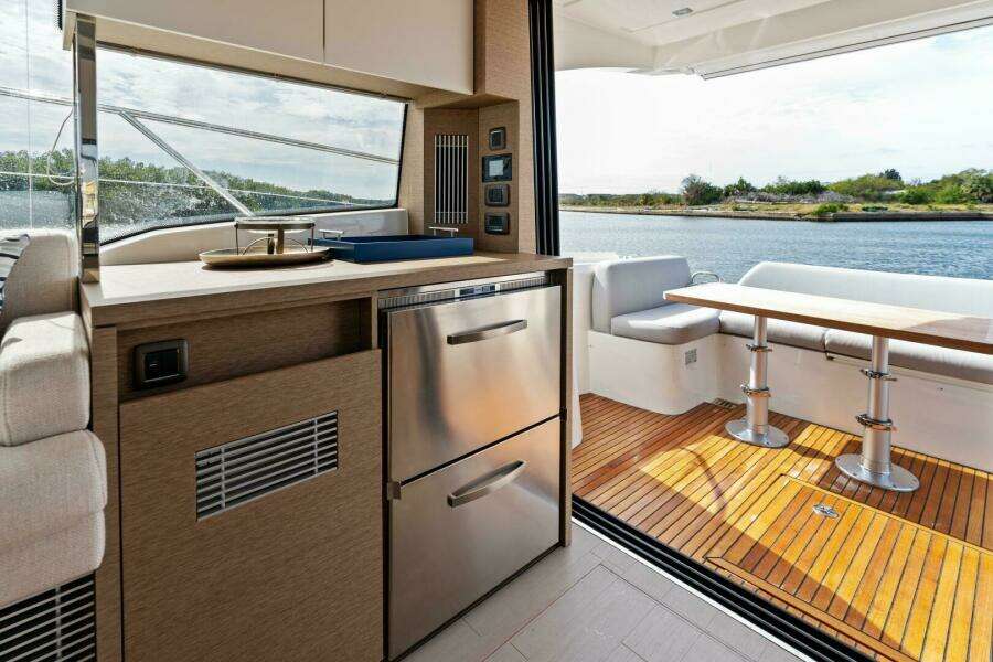2024 42 Prestige Flybridge - Salon