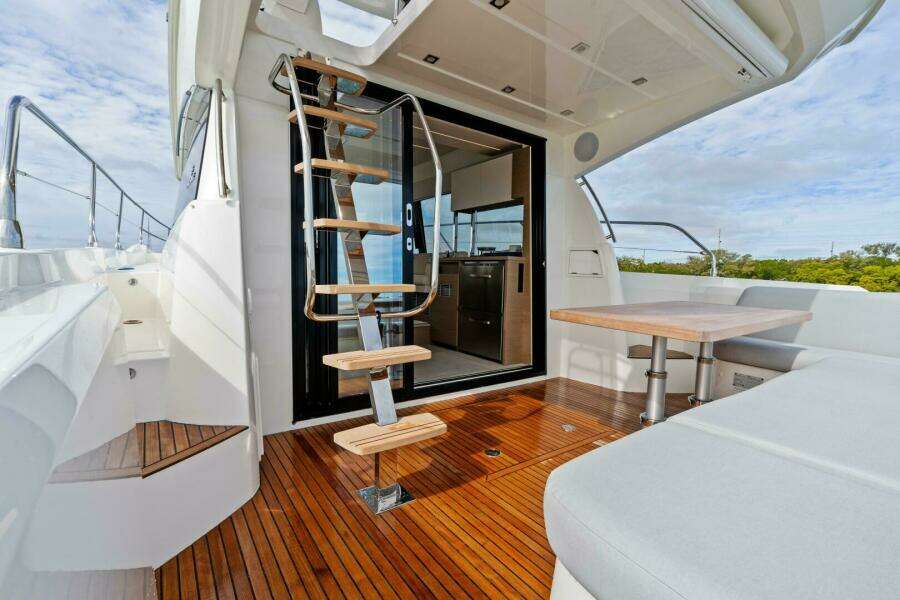 2024 42 Prestige Flybridge - Cockpit