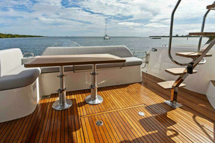 2024 42 Prestige Flybridge - Cockpit