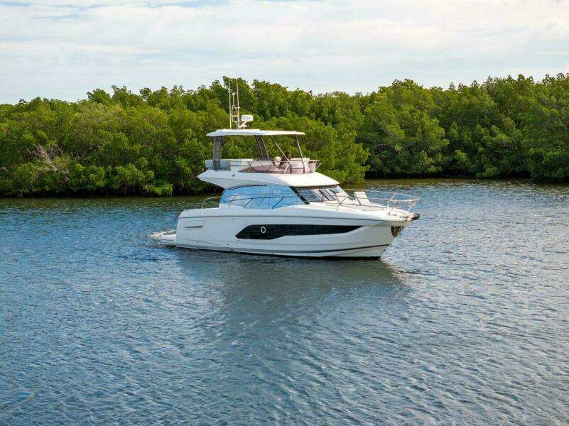 2024 42 Prestige Flybridge- Profile
