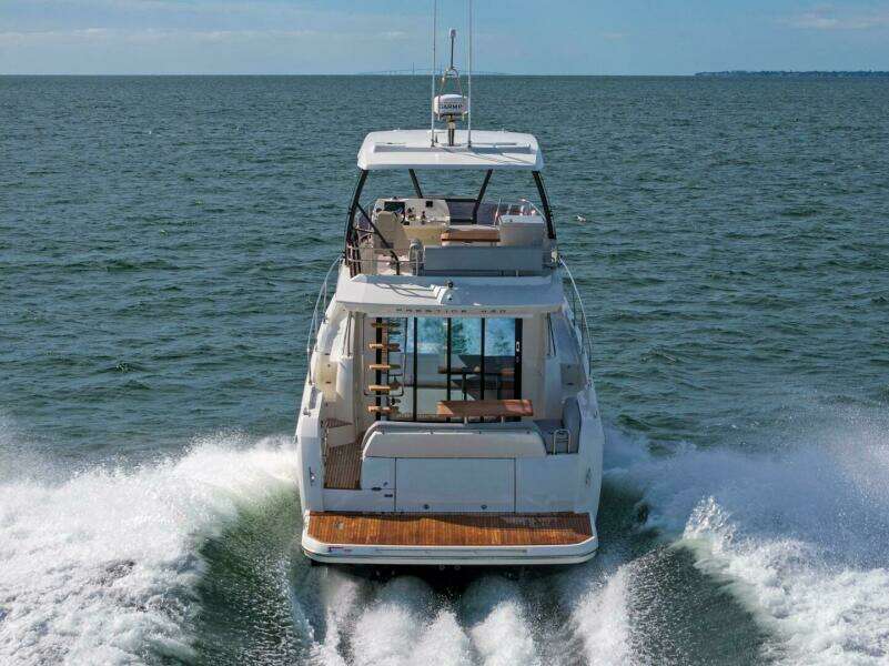 2024 42 Prestige Flybridge - Profile