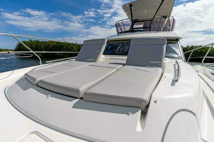 2024 42 Prestige Flybridge - Foredeck