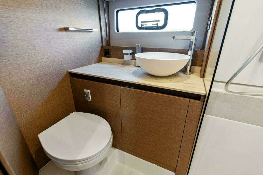2024 42 Prestige Flybridge - Master Stateroom Head