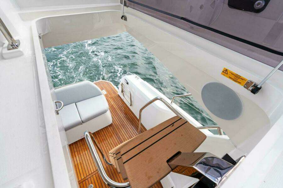 2024 42 Prestige Flybridge - Flybridge Door