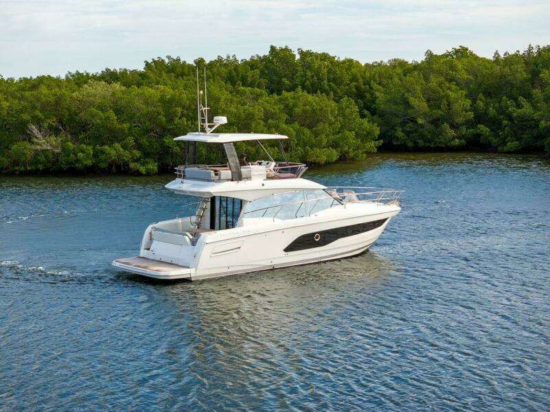 2024 42 Prestige Flybridge - Profile