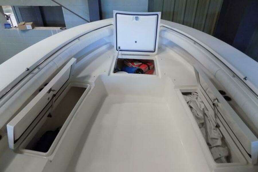 Regulator 34 - WIN PER DAY - Bow & Forward Seating Storage