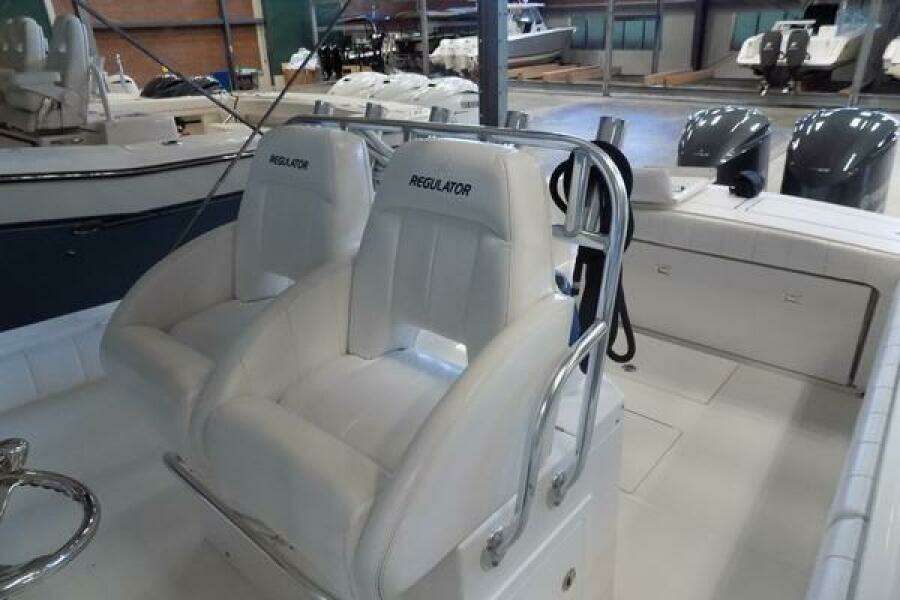 Regulator 34 - WIN PER DAY - Helm Station Seating