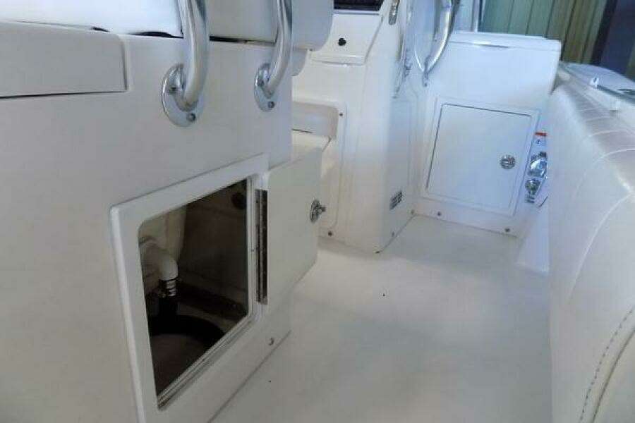 Regulator 34 - WIN PER DAY - Port Deck