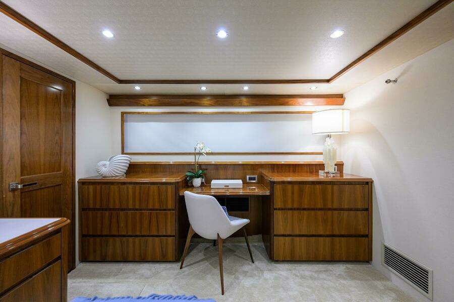 Viking  92 SPECULATOR - Master Stateroom