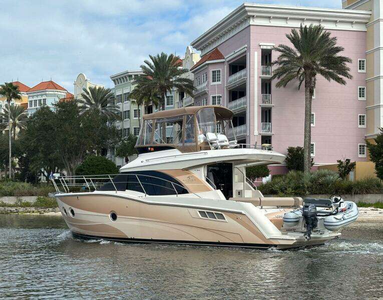 2013 Carver C-34 Command Bridge