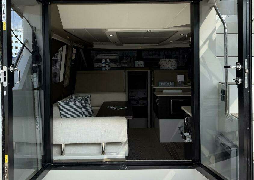 2013 Carver C-34 Command Bridge