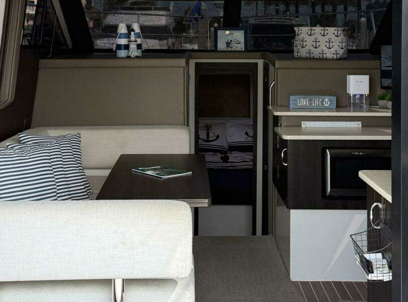 2013 Carver C-34 Command Bridge