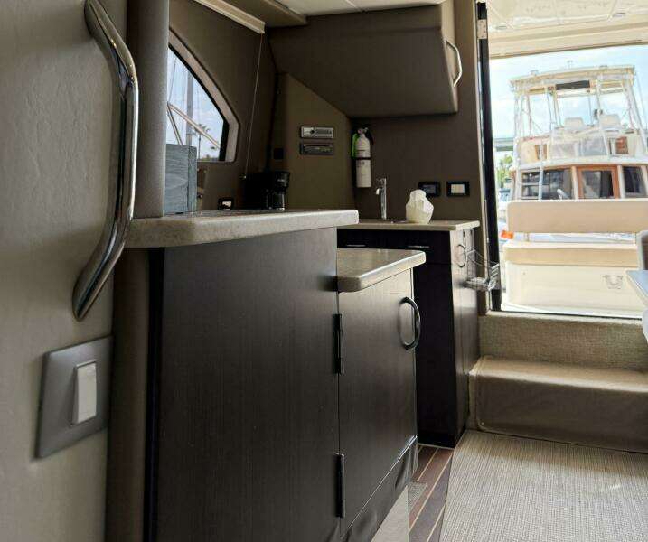 2013 Carver C-34 Command Bridge