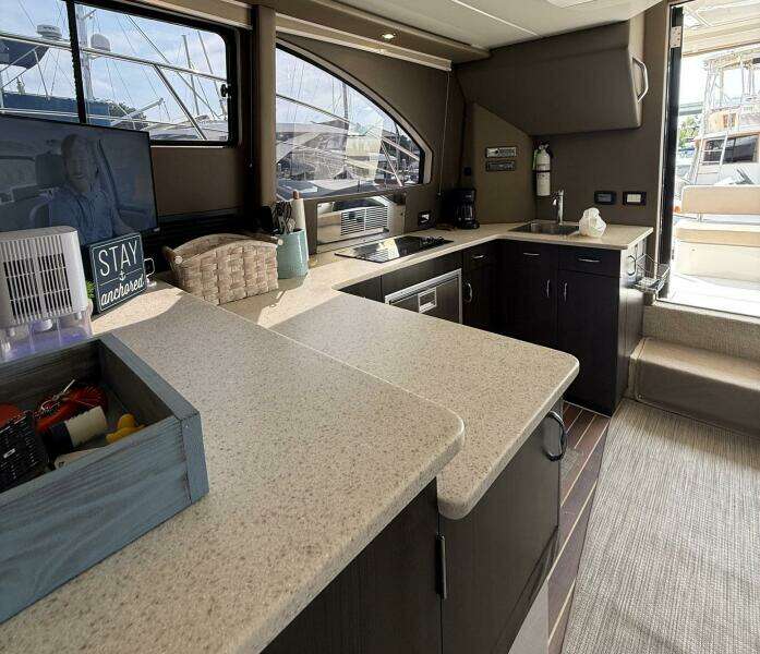 2013 Carver C-34 Command Bridge