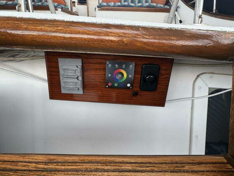 44' Marine Trader Trunk Deck Lighting