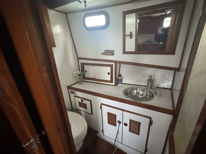 44' Marine Trader Guest Head