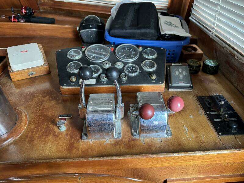 44' Marine Trader Salon Helm Controls Console