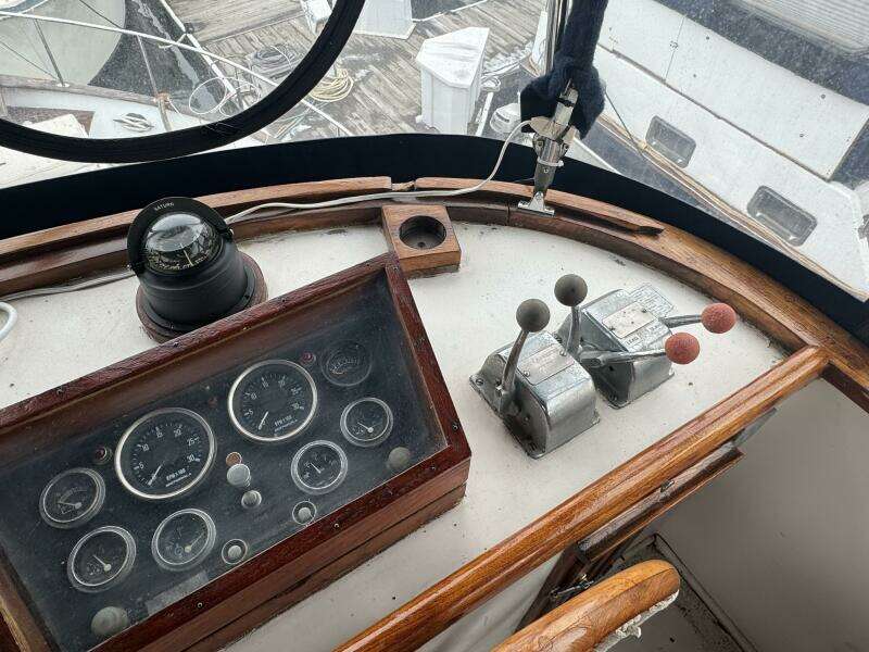 44' Marine Trader Flybridge Helm Controls