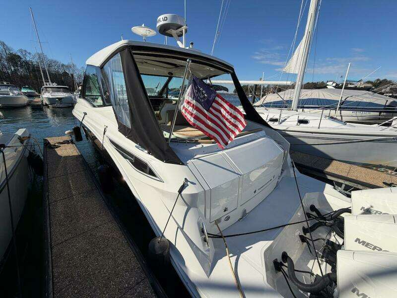 2023 Sea Ray 320 Outboard