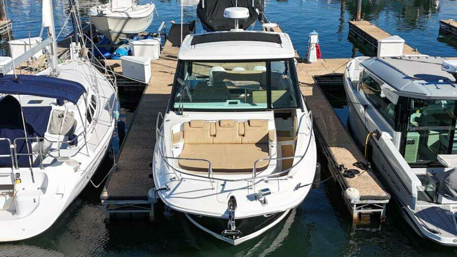2023 Sea Ray 320 Outboard