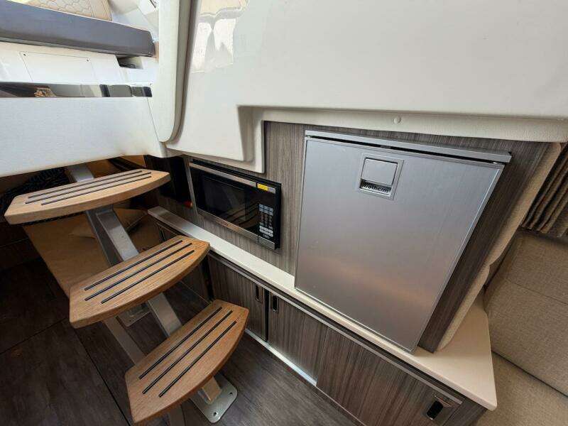 2023 Sea Ray 320 Outboard