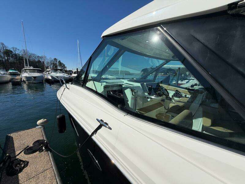 2023 Sea Ray 320 Outboard