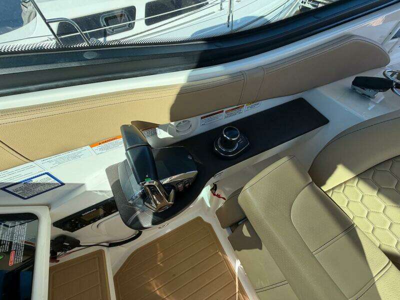 2023 Sea Ray 320 Outboard