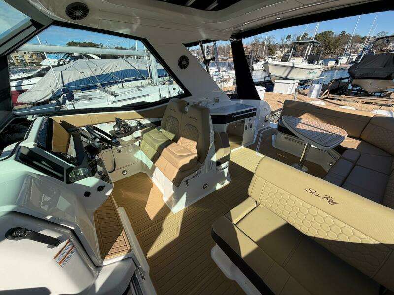 2023 Sea Ray 320 Outboard