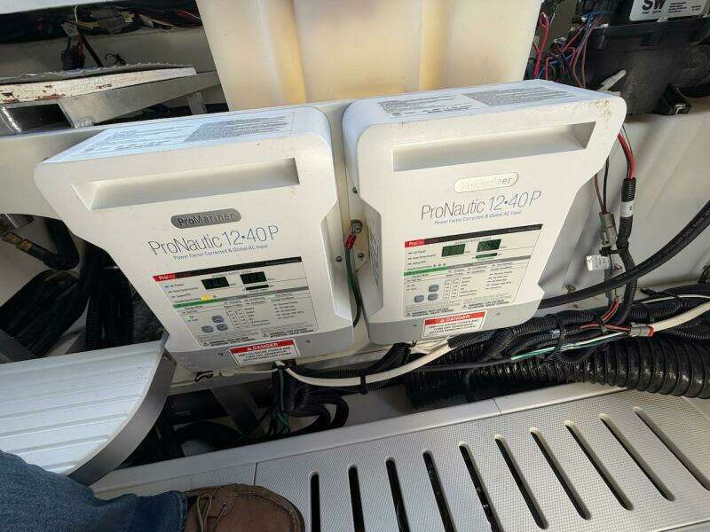 2023 Sea Ray 320 Outboard