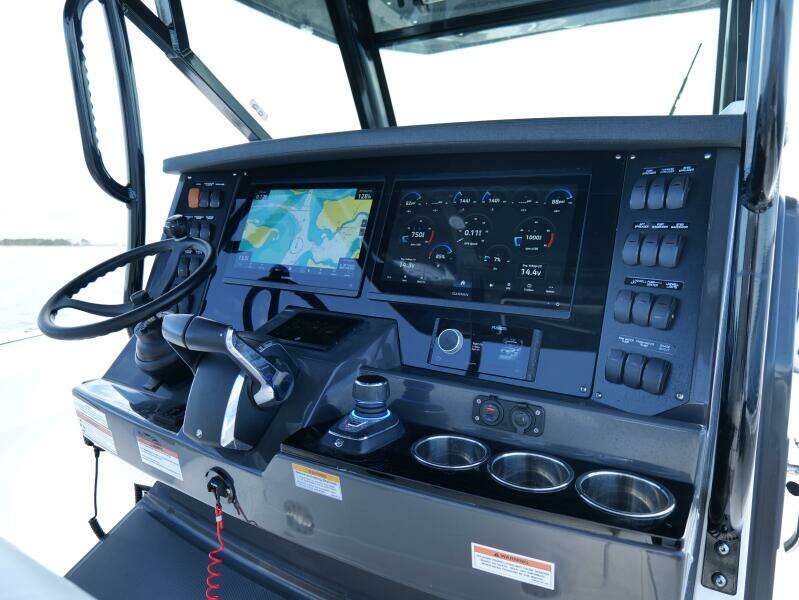 Blackfin 332 CC - Helm Station Electronics 