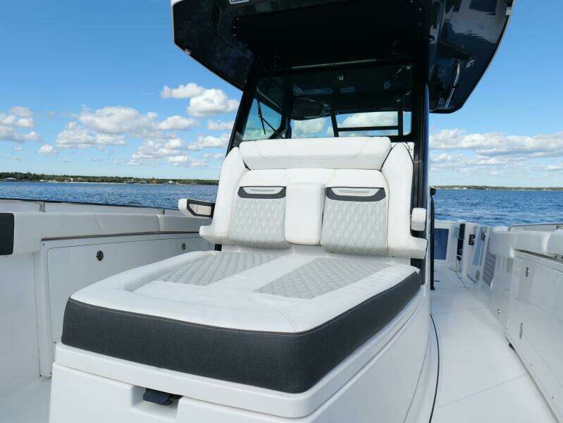 Blackfin 332 CC - Forward Seating