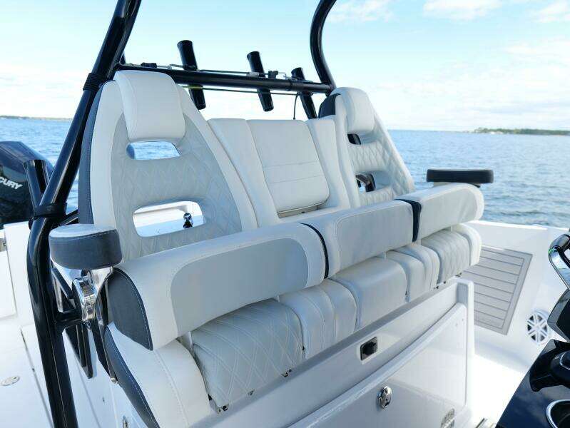 Blackfin 332 CC - Helm Station Seating