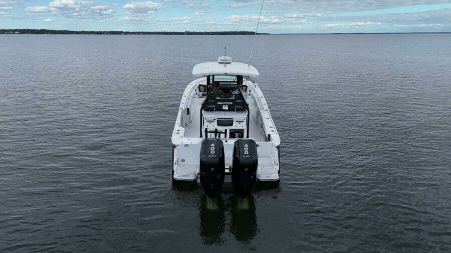 Blackfin 332 CC - Aft Profile