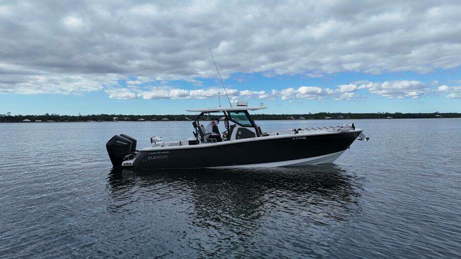 Blackfin 332 CC - Starboard Profile