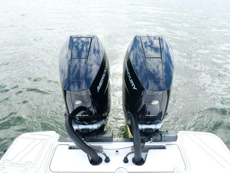 Blackfin 332 CC - Engines