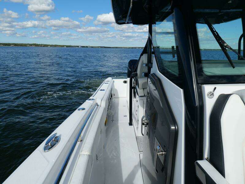 Blackfin 332 CC - Starboard Deck