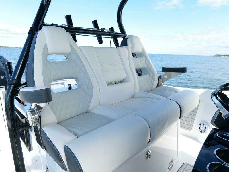 Blackfin 332 CC - Helm Station Seating